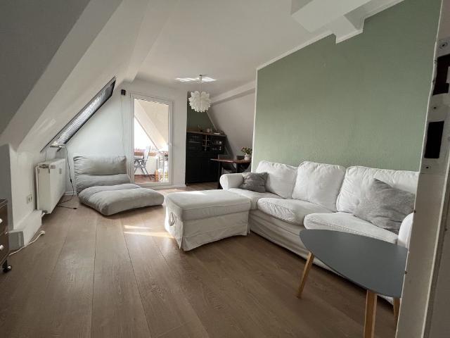 Klasse DG Wohnung mit Einbauküche und Blick über die Stadt