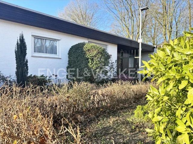 Klassischer Atrium Bungalow mit Garage