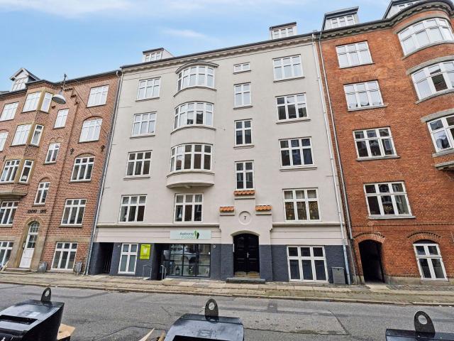 Klassisk 3 værelses på 80 m2 tæt på gågaden – lys, indretningsvenlig og med fælles gårdmiljø