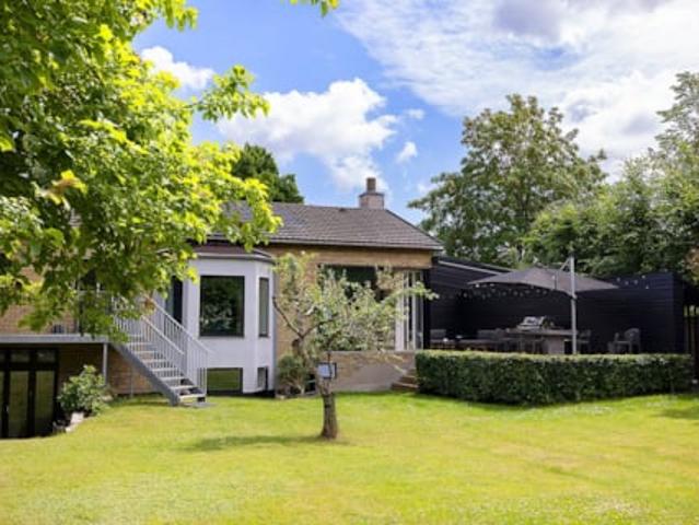 Klassisk Charlottenlund villa med sjæl, historie og moderne komfort