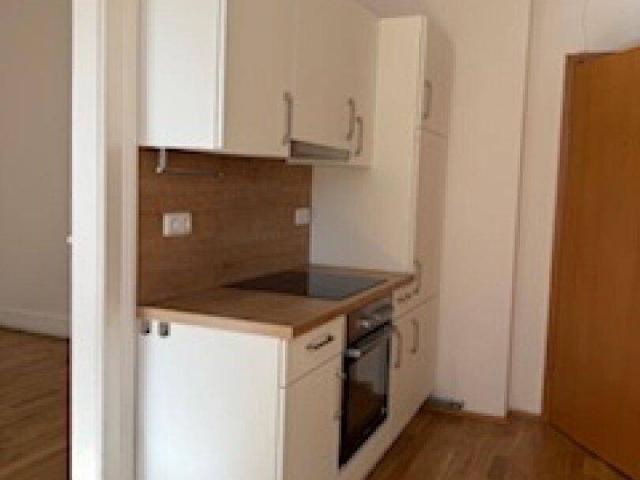 Klein und fein: Schön sanierte 2 Zimmer Wohnung: Küche/Essen, kleines Bad und ein Schlafzimmer in Graz – ideal für Studierende durch die zentrale Lage! Hochparterre, fahrradabstellplatz im Freien, ohne Kellerabteil