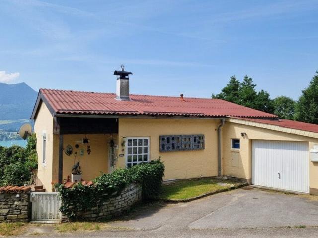 Traumhafte Aussichten Bungalow mit Sensationellen Seeblick in Mondsee: Terrasse, Garten Sowie Garage ihr Neues Zuhause!