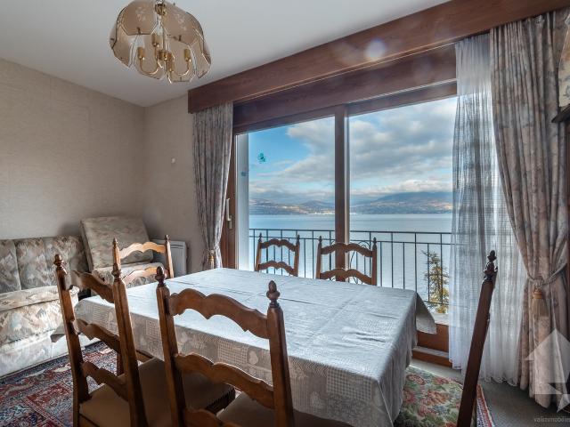 Kleine angrenzende Villa auf 4 Ebenen mit Blick auf den See