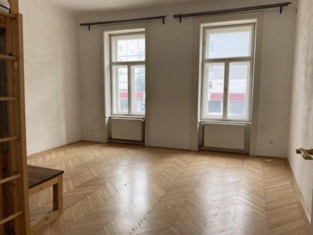 Kleine Singlewohnung in charmantem Altbau, 1 Zimmer, Küchenzeile und Dusche im Vorraum, Gang WC, Nähe Linien 2 + 31 + 33 und U6 Dresdnerstraße!
