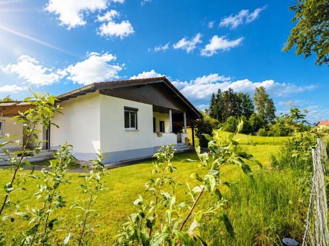 Kleiner feiner Bungalow mit großem Garten in Ruhelage