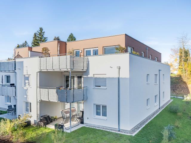 2 Jahre jung: 3,5 Zimmer Gartenwohnung mit Küche