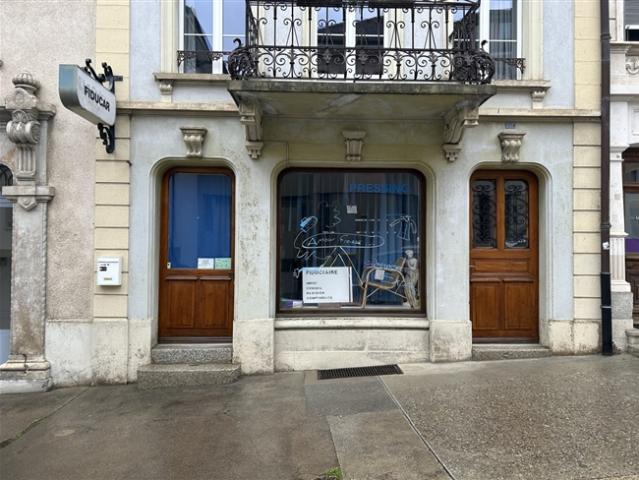 Kleiner Geschäftsraum mit Schaufenster im Herzen von Romont