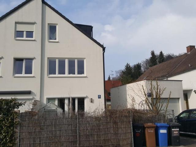 Kleines modernes Quadro Haus in ruhiger grüner Lage, Allach