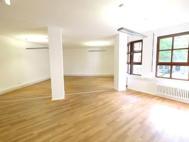 Kleines, offen geschnittenes Büro in ruhigem Innenhof