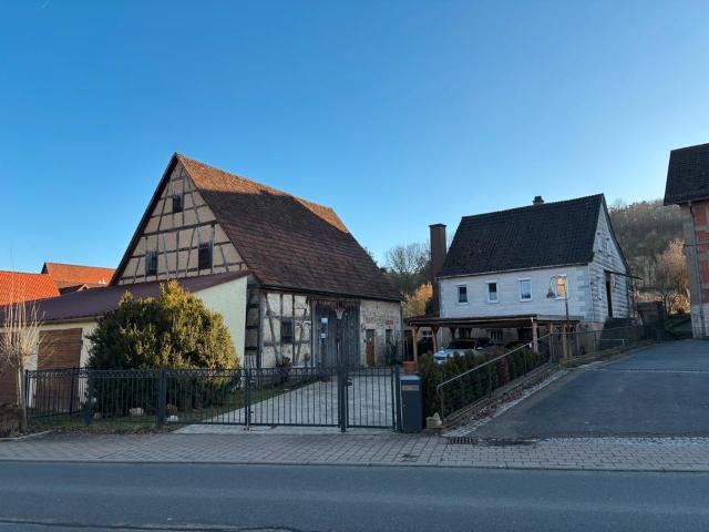 Kleines Bauernaus mit Scheune und Großen Garten