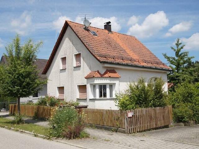 Reserviert! Kleines Einfamilienhaus mit Garage