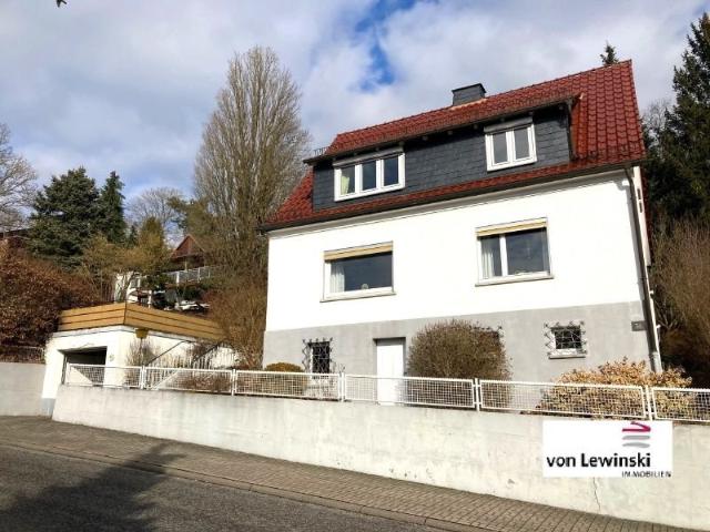 KLEINES EINFAMILIENHAUS MIT GROSSEM GRUNDSTÜCK.