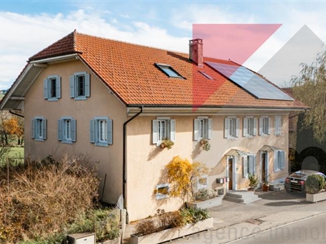 Kleines Gebäude mit drei renovierten Einheiten mit Mietzins