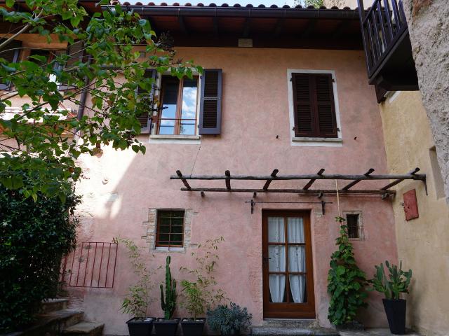 KLEINES HAUS IN EINEM ALTEN DORF MIT GARTEN