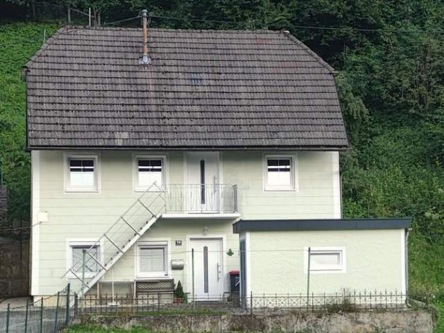 Kleines Häuschen am Waldrand