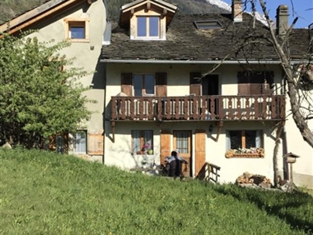 Kleines renoviertes Gebäude mit Charakter und Mietertrag