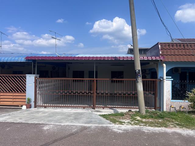 Kluang Taman Seri Paya Batu 2 Newly Renovated with Large Kitchen