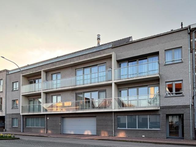Knap appartement met 2 slpks, terras en autostandplaats