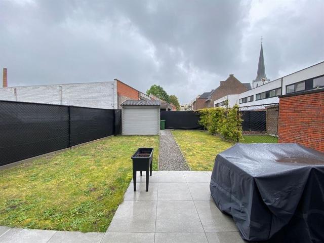 Knap en energiezuinig gelijkvloers appartement met 2 slpk, aangename tuin en een autostaanplaats