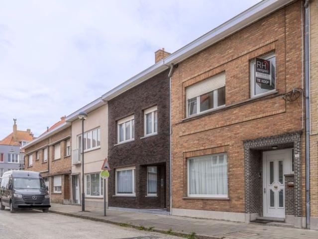 Knap gerenoveerde, volumineuze gezinswoning vlakbij het cen