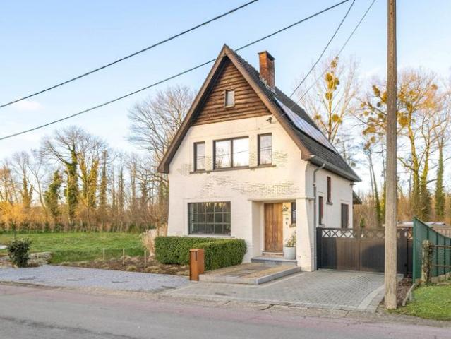 Knap gerenoveerde vrijstaande woning op 10a 82ca met zicht
