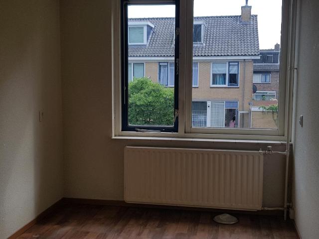 Knusse, lichte kamer nabij Zernike