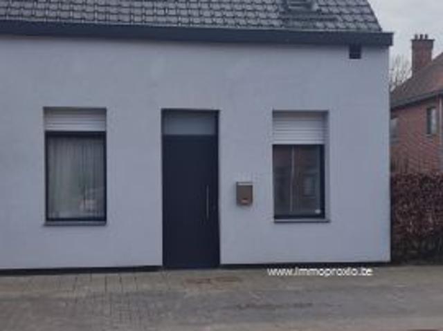 Knusse rijwoning in half open bebouwing