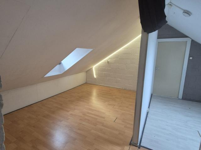 Knusse zolderkamer in studentenhuis