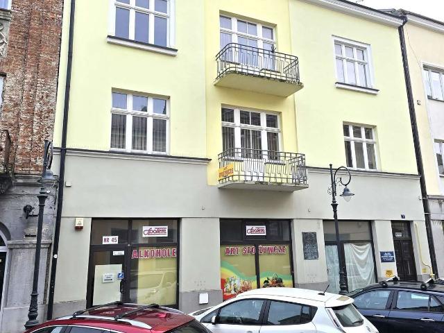 Krosno: Wielorodzinny budynek z usługami i działką