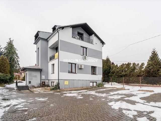 Lokal 270 m² z parkingiem, duży potencjał biznesowy