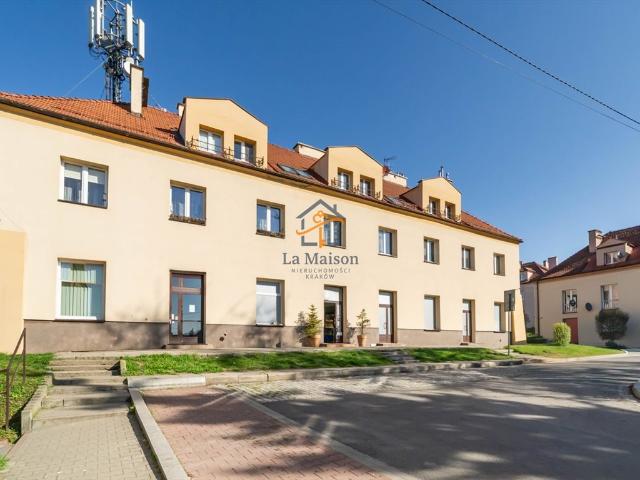 Lokal frontowy 150 m² z dużymi witrynami i klimatyzacją