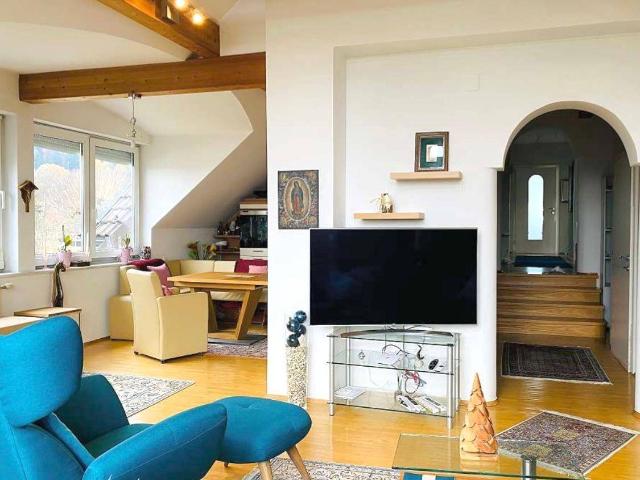 Kreuzbergl Möblierte schöne große Dachgeschosswohnung