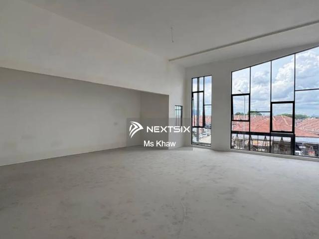 Krystal point ground floor shoplot for rent, facing main road, rare in market