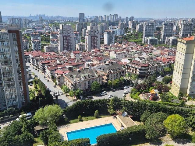 Küçükçekmece Atakent Güneşpark Evlerinde Boş Satılık 4+1 194m2 Daire