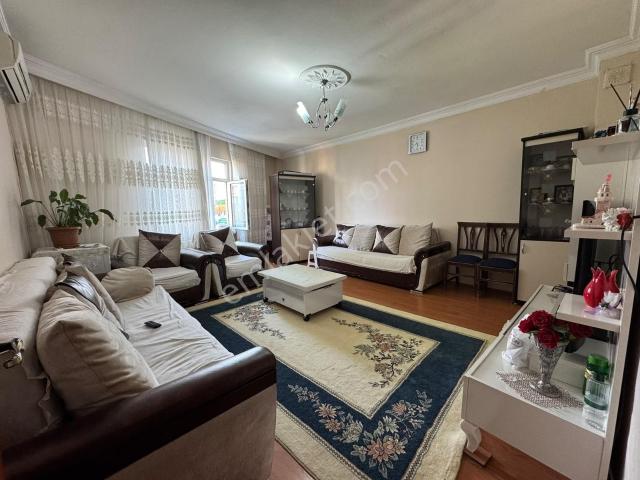 Küçükçekmece Sefaköy De Satılık 2+1 Daire Merkezi Konumda