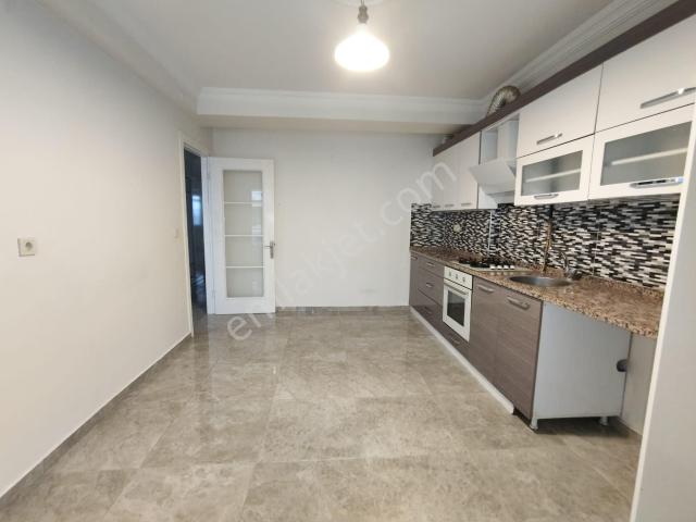 Küçük Çiğli Mahallesinde Ebeveyn Banyolu 3+1 Kiralık Daire