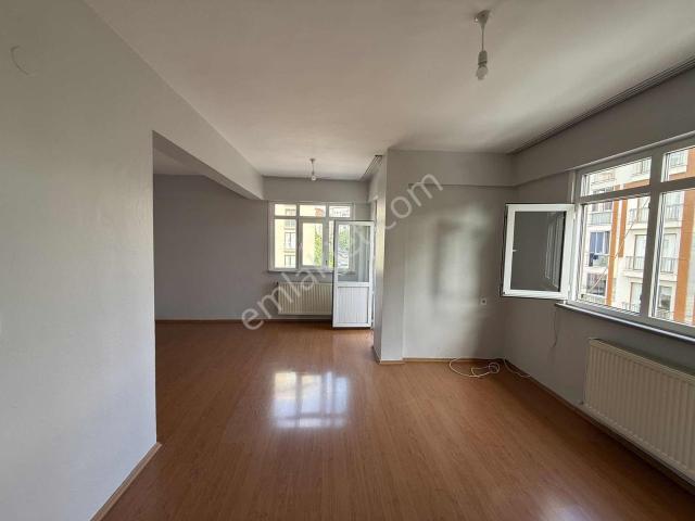 Küçükbakkalköy Mah. Kurudere Sok 2+1 100 M2 3 Kat Balkonlu