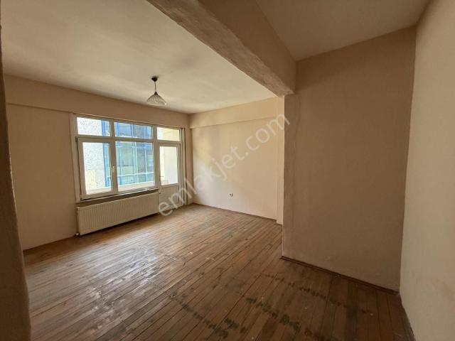Küçükbakkalköy Mah. Preztij Cadde Üstü 1+1.50m2.3 Kat