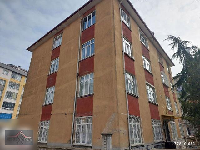 KÜÇÜKKUMKÖPRÜ CADDESİNE CEPHE 3+1 DOĞALGAZLI GENİŞ BAKIMLI DAİRE