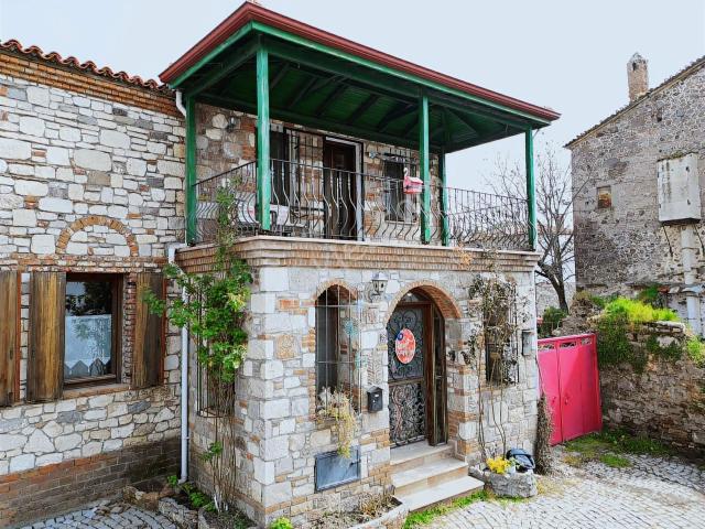 Küçükköyde Merkezde Ticari + Konut Kullanımlı 3+1 Taş Ev