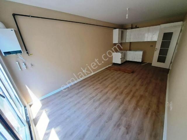 Küçükyalı'da Yeni Bina'da 1+1 Kiralık Arakat