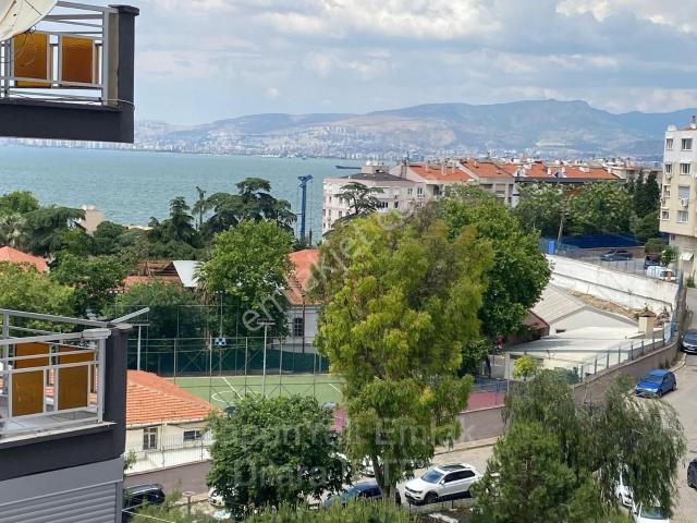 Küçükyalıda Deniz Manzaralı Ara Kat Satılık Daire