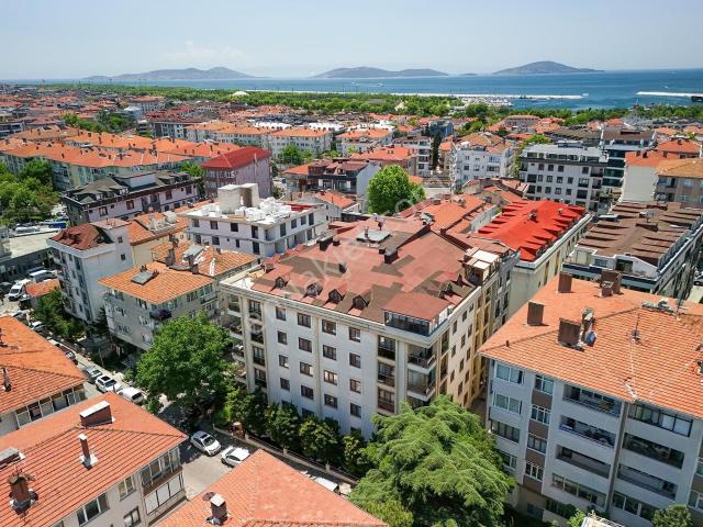 Küçükyalı Merkez'de Genç Bina Otoparklı İskanlı Geniş 2+1 Daire
