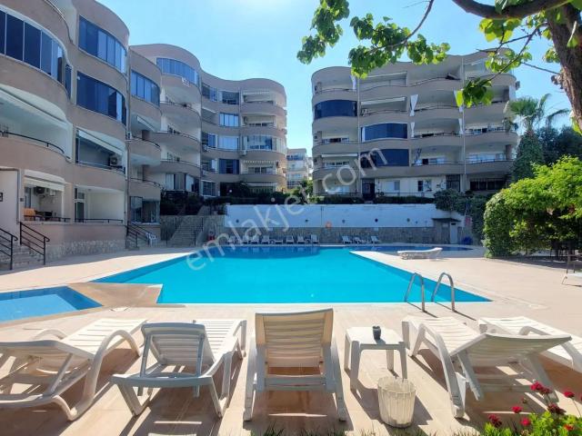 Kuşadası Marina Bölgesinde, Havuz Ve Yeşil Alan Manzaralı Satılık Daire