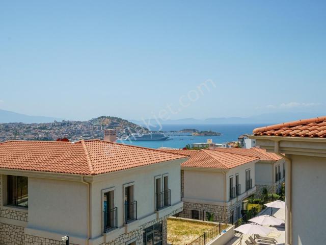 Kuşadası Marina Mevkii'nde Satılık 4+1 Taş Konseptli Villa