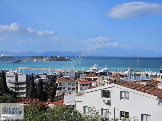 Kuşadası Marina'da Satılık Deniz Manzaralı 4+1 Bakımlı Daire