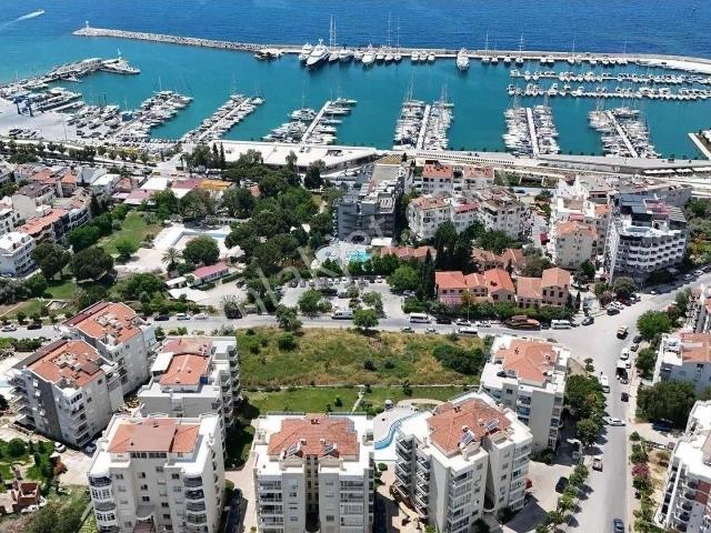 Kuşadası Marinaya 50 Metre Mesafede Eşyalı Havuzlu Sitede 1+1