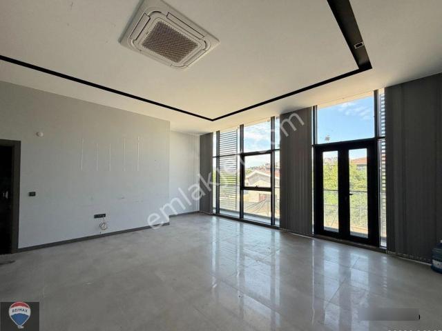 Kuşadası Merkez Ana Cadde Üzerınde 44 M² Kıralık Ofıs