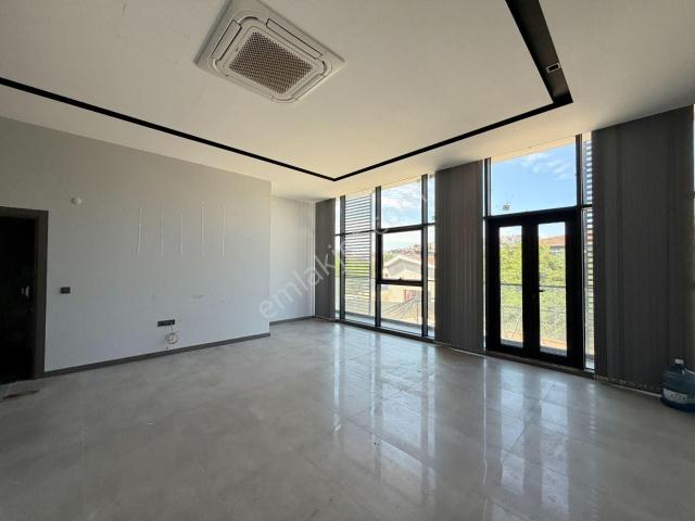 Kuşadası Merkez Ana Cadde Üzerınde 44 M² Kıralık Ofıs