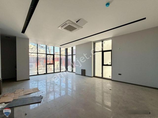 Kuşadası Merkez Ana Cadde Üzerınde 46 M² Kıralık Ofıs